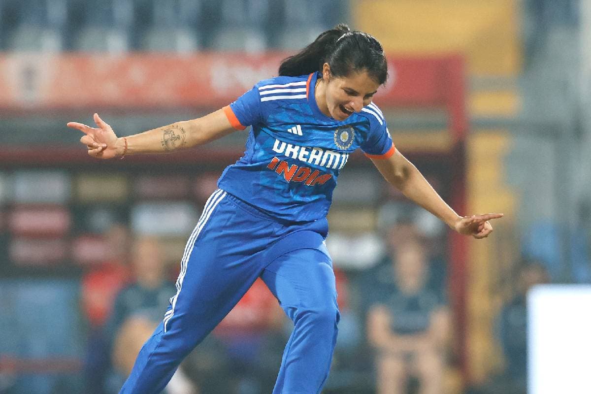 कपड़े की गेंद से खेलकर क्रिकेट की सनसनी बनने वाली रेणुका सिंह ठाकुर की कहानी, कैसे बनीं स्टार