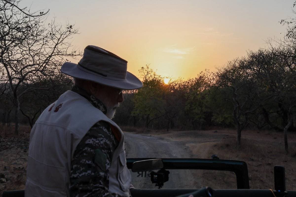 PM Modi Video : अंधेरा छंटते ही गिर नेशनल पार्क पहुंचे पीएम मोदी, हाथ में था कैमरा