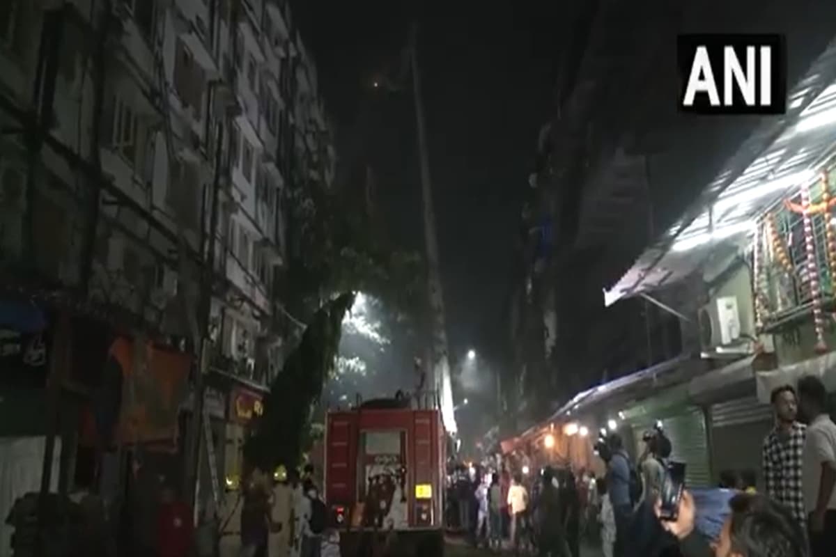 Kolkata News: बड़ाबाजार स्थित होटल में भीषण आग, लोगों ने लगाई छत से छलांग, एक की मौत- कई घायल