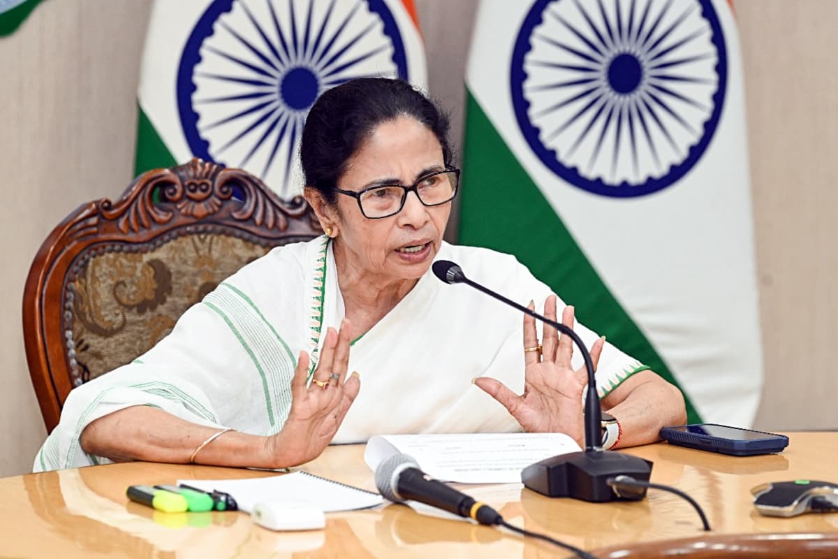 Murshidabad Violence: हिंसा पर ममता बनर्जी सख्त, कहा- कानून हाथ में मत लो, की शांति की अपील