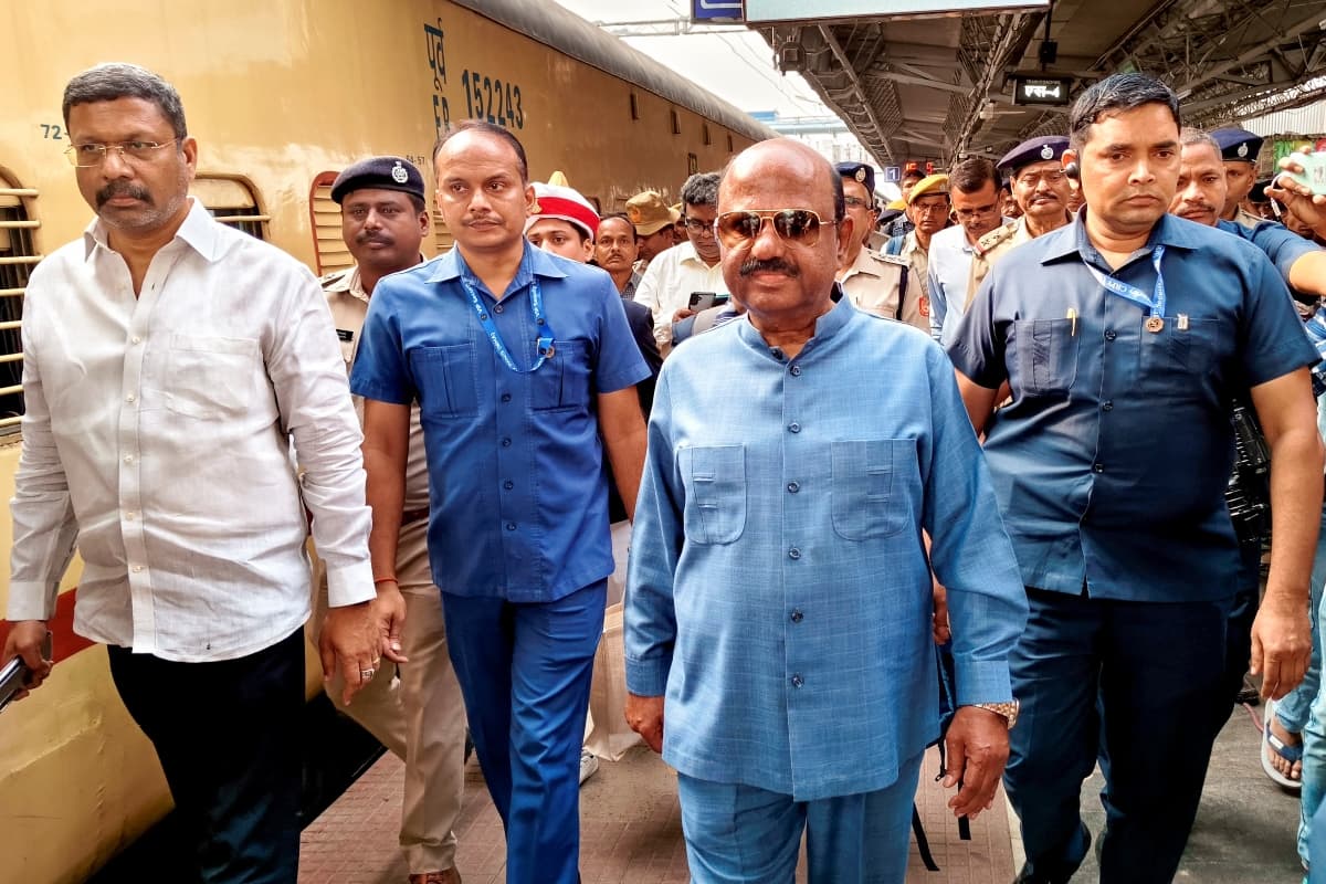 Murshidabad Violence: हिंसा पीड़ितों से राज्यपाल सीवी आनंद ने की मुलाकात, जाना हाल, कहा- होगी कार्रवाई