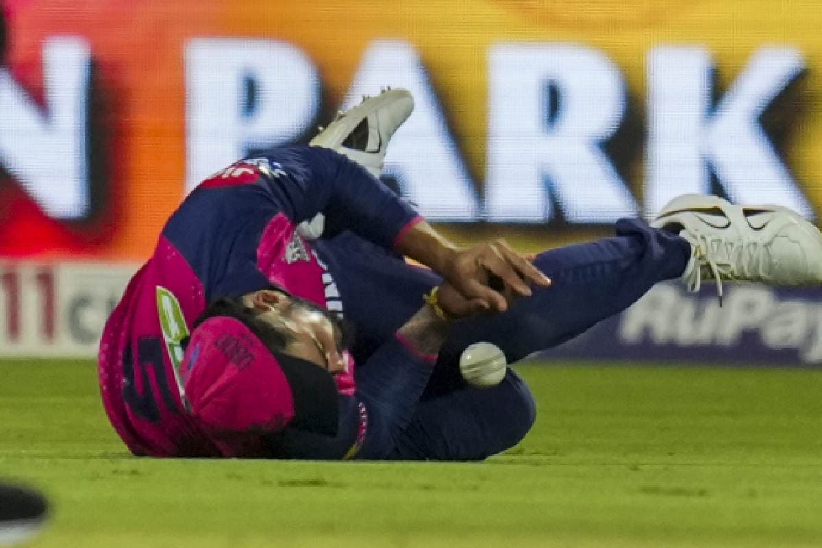 RCB vs RR: रियान पराग ने छोड़ा फिल सॉल्ट का कैच तो सुनील गावस्कर ने लगाई फटकार