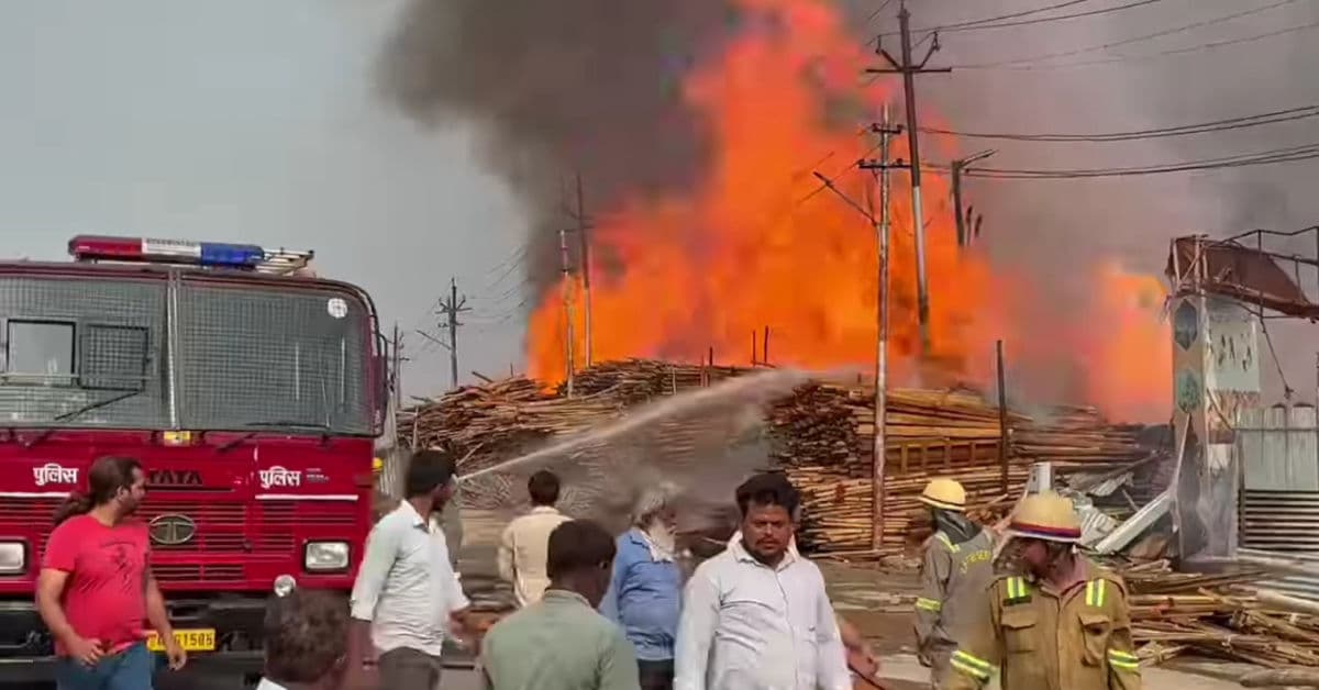 महाकुंभ : महाकुंभ क्षेत्र के लल्लू टेंट हाउस के गोदाम में लगी भीषण आग, ऊंची-ऊंची लपटें और आसमान में धुएं का गुबार