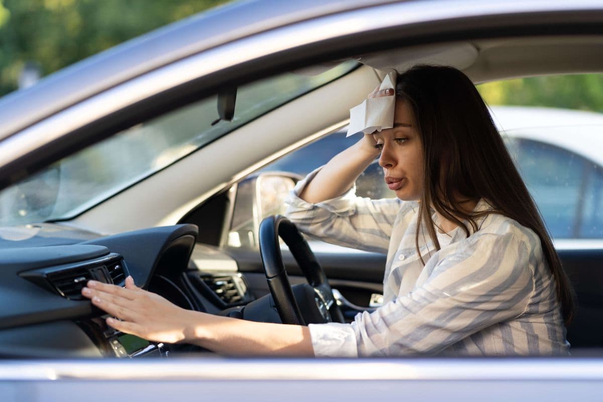 कार का AC नहीं कर रहा कूलिंग! झटपट कर लें ये काम, झुलसाती गर्मी में फ्रीजर बन जाएगा केबिन