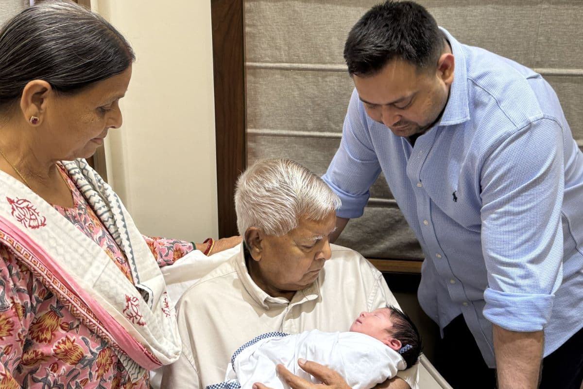 बिहार: तेजस्वी यादव को मुख्यमंत्री नीतीश कुमार ने दी बधाई, लालू यादव रखेंगे पोते का नाम