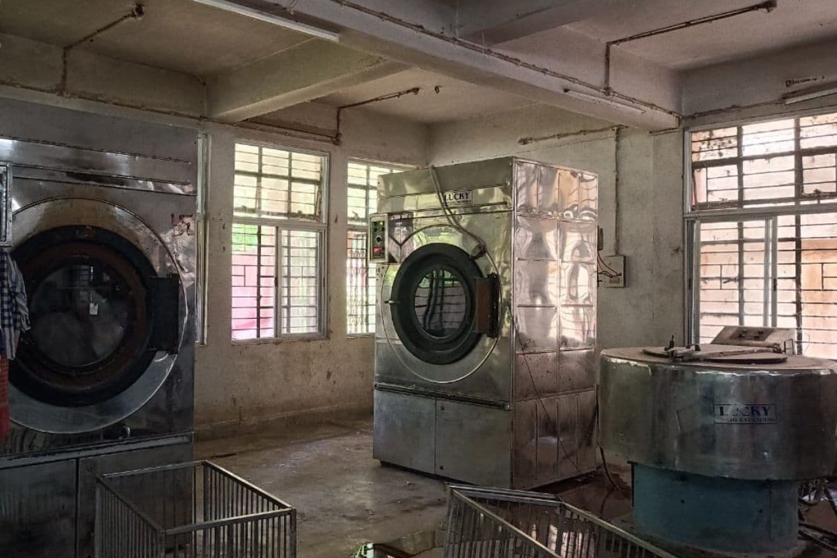 SNMMCH Dhanbad: झारखंड के तीसरे सबसे बड़े सरकारी अस्पताल का हाल बेहाल, गंदे बेड पर हो रहा मरीजों का इलाज