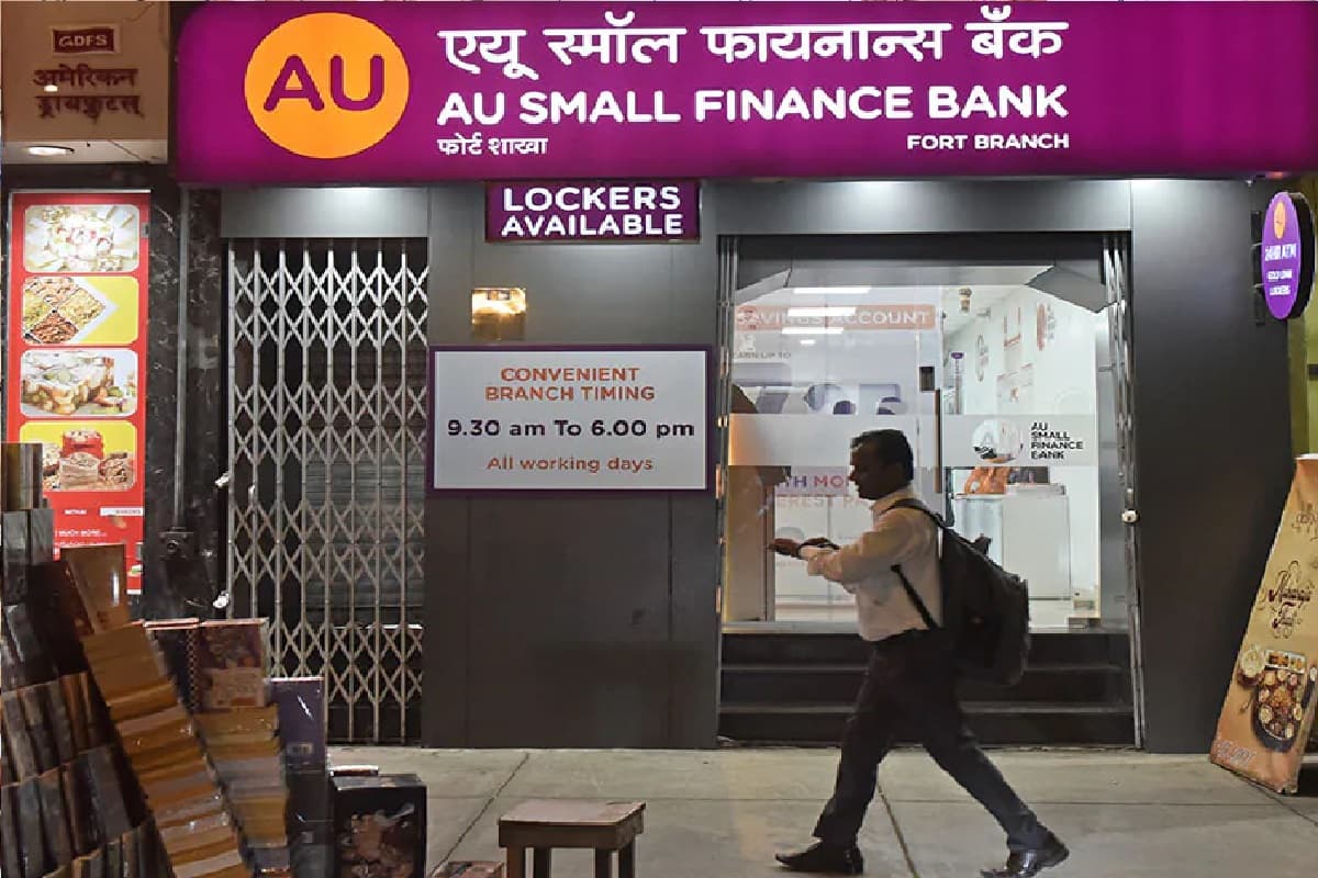 गरीब-गुरबा को भी मिलेगी इंश्योरेंस पॉलिसी, एयू स्मॉल फाइनेंस बैंक ने एलआईसी से मिलाया हाथ