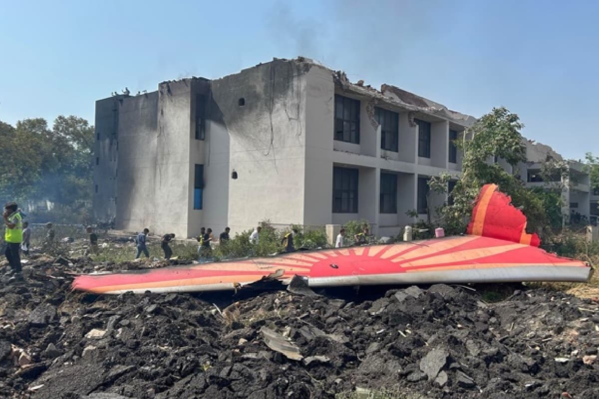 Ahmedabad Plane Crash: एयर इंडिया हादसे में पॉलिसी होल्डर्स के साथ नॉमिनी की भी मौत, किसे मुआवजा दें बीमा कंपनियां