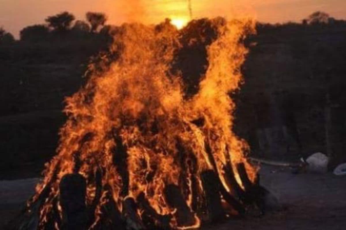 Bihar News: पति की मौत के पांच मिनट बाद पत्नी ने भी तोड़ा दम, बेटे ने एक ही चिता पर मां-पिता का किया अंतिम संस्कार