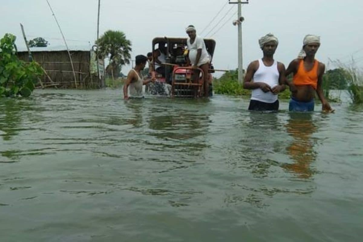 Bihar Flood Alert: भोजपुर के जवईनिया गांव में गंगा ने मचाई तबाही, नदी में समाया 150 से अधिक घर