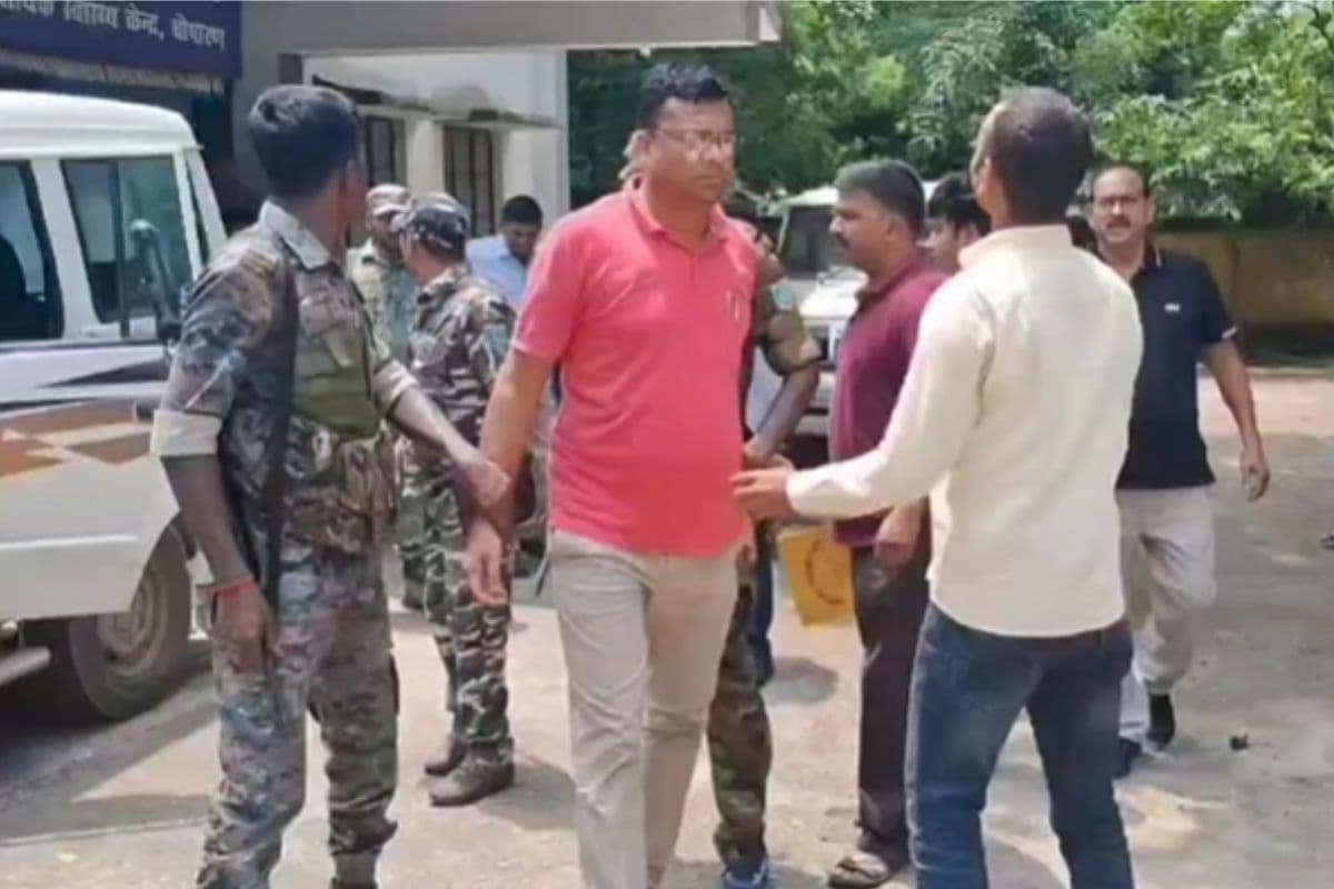 झारखंड के हजारीबाग में ACB का बड़ा एक्शन, CHC प्रभारी डॉ सतीश कुमार 3000 रुपए रिश्वत लेते अरेस्ट