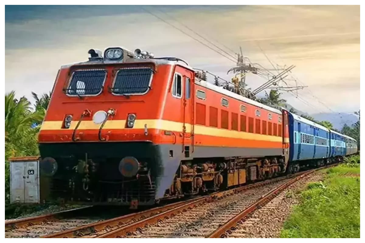 यात्रीगण कृपया ध्यान दें, आज से रेलवे टिकट हो गया महंगा, देखें राजधानी एक्सप्रेस, संपूर्ण क्रांति का अब कितना हो गया किराया