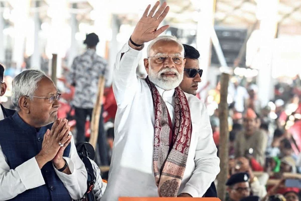 चुनावी साल में पांचवी बार बिहार आए पीएम मोदी, मोतिहारी में सीएम नीतीश के साथ जनता के बीच से होकर मंच तक पहुंचे