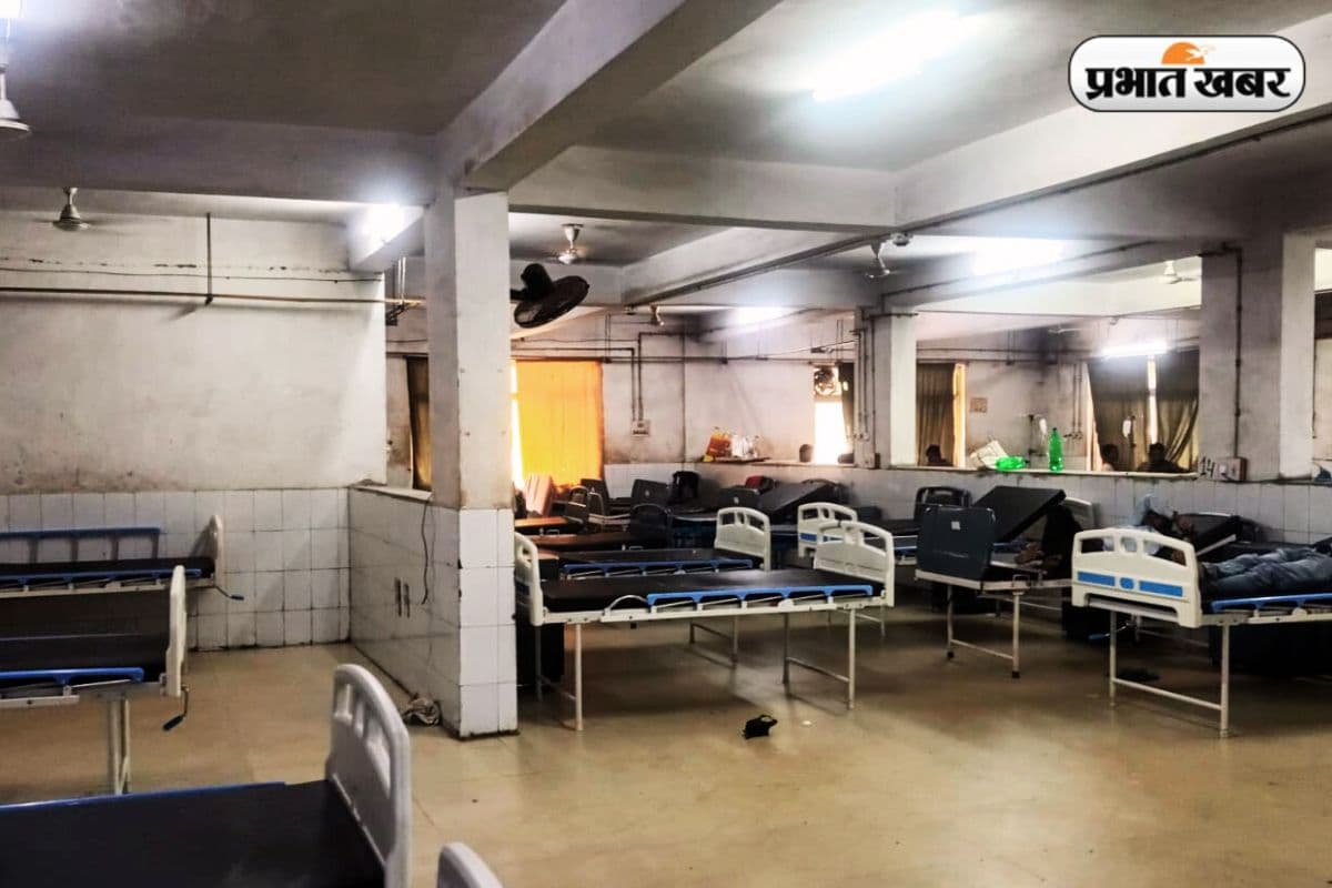 एसएनएमएमसीएच : खाली कराये गये इमरजेंसी के पुरुष-महिला वार्ड के बेड