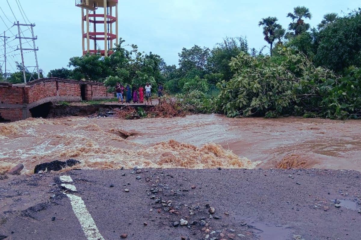 Bihar Flood Alert: बिहार के इस जिले में थाने में घुसा बाढ़ का पानी, एनएच पर बना डायवर्जन टूटने से आई आफत