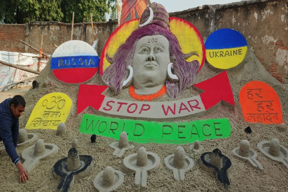 Sawan 2025: सोमवारी पर सैंड आर्टिस्ट ने बनाए 108 शिवलिंग, 20 फीट ऊंची भोले बाबा की प्रतिमा उकेरी