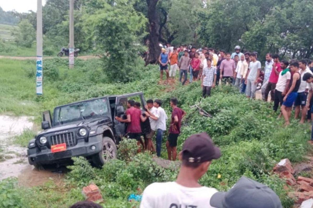 Video: पहले चार लोगों को कुचला, फिर हवा में उछल कर गड्ढ़े में गिरी थार, वीडियो देख सिहर उठेंगे आप  
