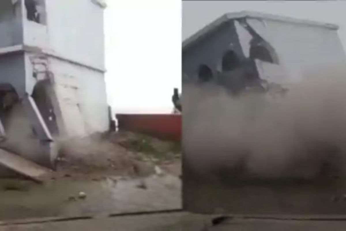 Bihar Flood: गंगा में भरभराकर ढ़ह रहे स्कूल और मकान, भोजपुर में तबाही मचा रहा बाढ़ का पानी