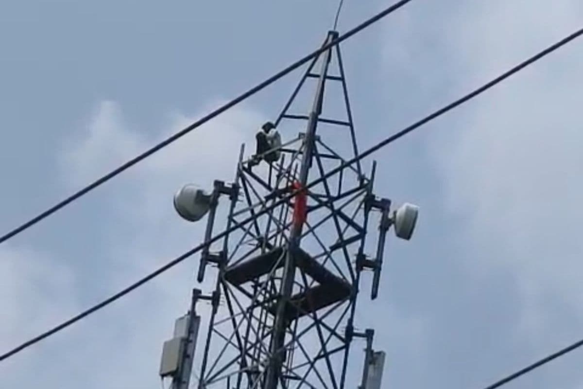 पहले फेसबुक पर प्रेमी ने लिखा स्टेटस... फिर मोबाइल टावर पर चढ़ा, रोहतास में प्रीतम ने ऐसे किया हाई वोल्टेज ड्रामा