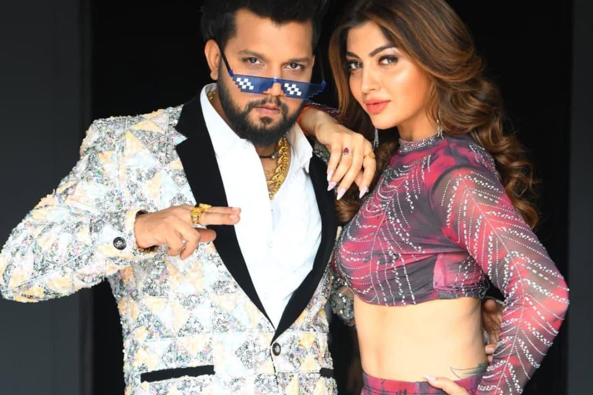 Bhojpuri: खेसारी लाल यादव की हीरोइन संग ठुमके लगाते दिखे नीलकमल सिंह, आकांक्षा पुरी संग दिखी जबरदस्त रोमांटिक केमिस्ट्री