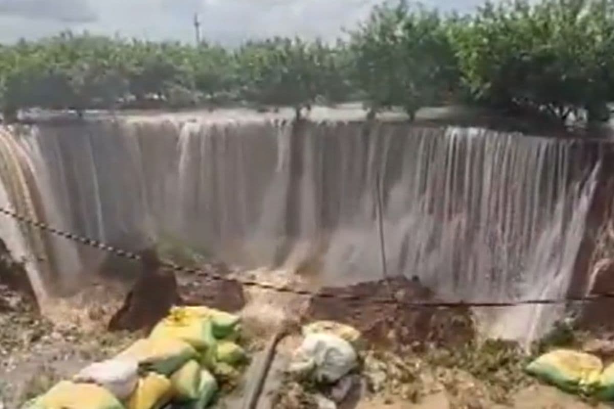 Heavy Rain Rajasthan: बारिश का तांडव, देखते-देखते ढह गया मिट्टी का टीला, देखिए तबाही का मंजर