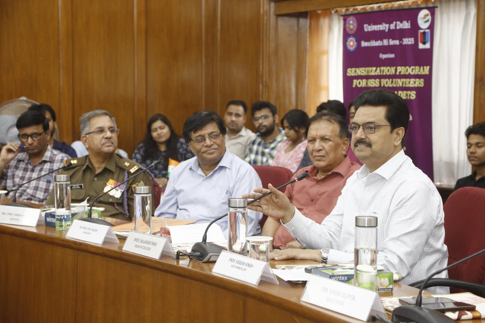 DU: डूसू चुनाव में अधिक प्रिंटेड पोस्टर लगाने वाले उम्मीदवार से छात्र बनाएं दूरी