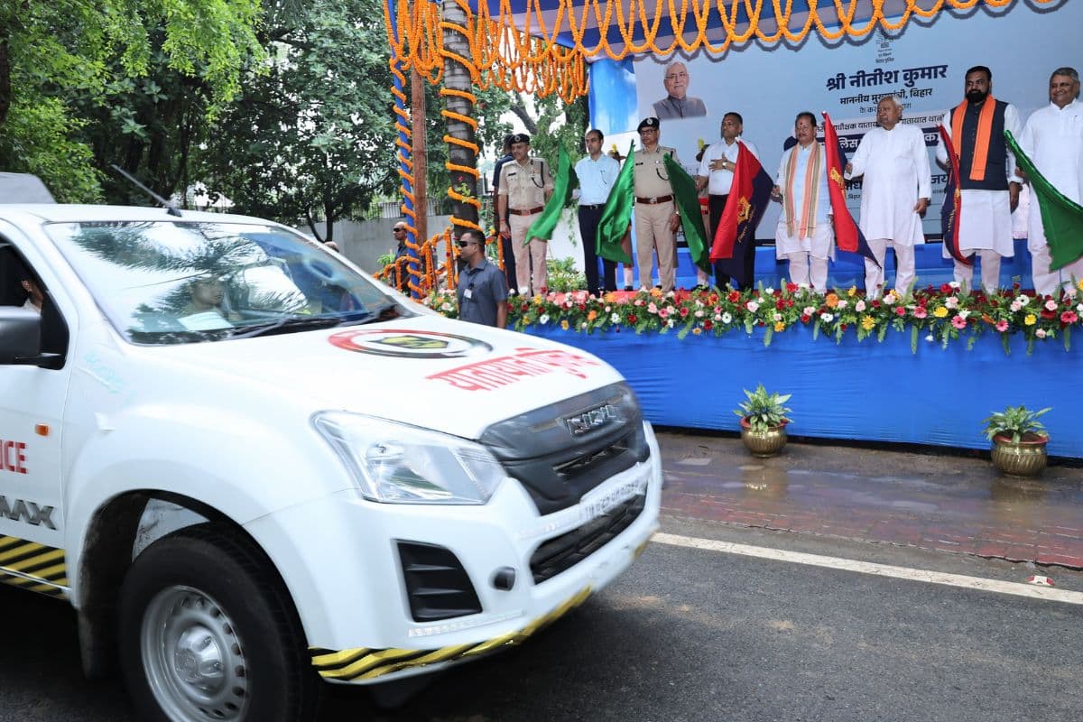 Photos: ट्रैफिक डीएसपी और थानों को सीएम नीतीश ने सौंपी 71 गाड़ियां, हरी झंडी दिखाकर किया रवाना