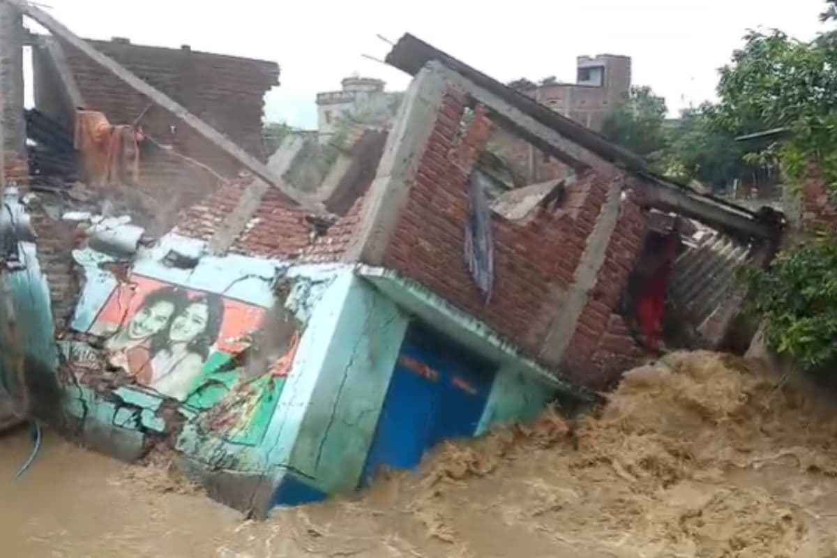 Video: बिहार में बाढ़ से तबाही की तस्वीर देख रूह कांप जायेगी! 22 सेकंड में भरभरा कर नदी में समाया घर