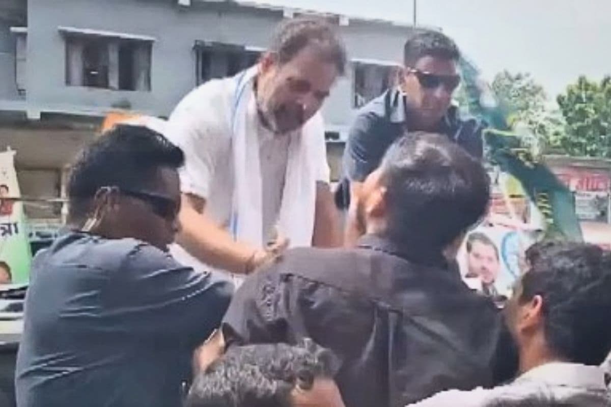 Video: भोजपुर में राहुल गांधी के सामने युवाओं ने लगाए ‘मोदी जिंदाबाद’ के नारे, बुलाकर मिलाया हाथ फिर फ्लाइंग किस…