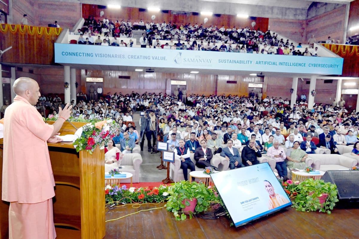 IIT कानपुर से स्टार्टअप क्रांति का संदेश: सीएम योगी बोले- "नवाचार ही उत्तर प्रदेश के उज्ज्वल भविष्य की कुंजी"