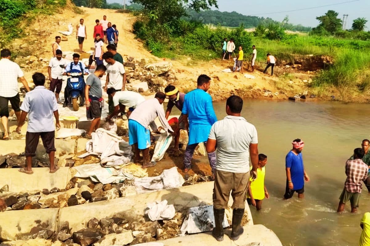 खूंटी में ध्वस्त पुल की नहीं हुई मरम्मत, तो 80 दिन बाद ग्रामीणों ने श्रमदान कर बनाया डायवर्सन