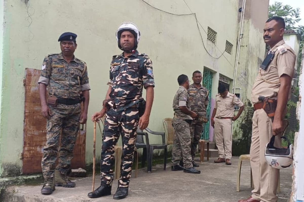 धनबाद के वासेपुर में NIA की रेड, शाहबाज अंसारी के घर से मिले भारी मात्रा में कैश, मशीन से हुई नोटों की गिनती