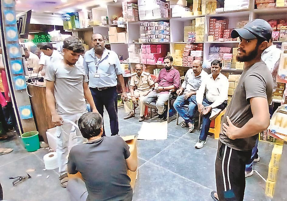 Gaya News : गया और सासाराम में तीन पटाखा दुकानों पर सेल्स टैक्स की छापेमारी