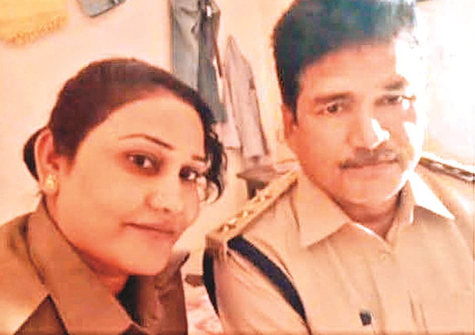 Gaya News : हथियार के साथ खाकी वर्दी में फोटो वायरल मामले में महिला गिरफ्तार