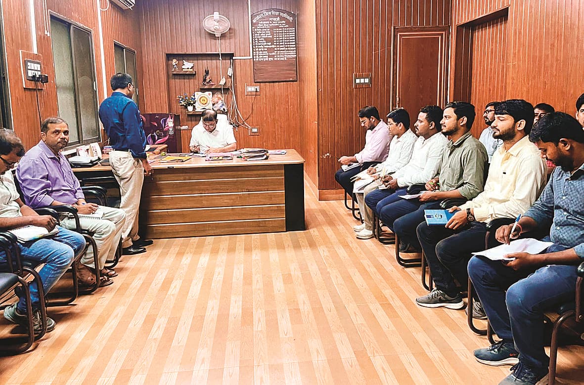 Gaya News : विद्यालयों में मूलभूत सुविधाएं सुनिश्चित कराएं : डीइओ