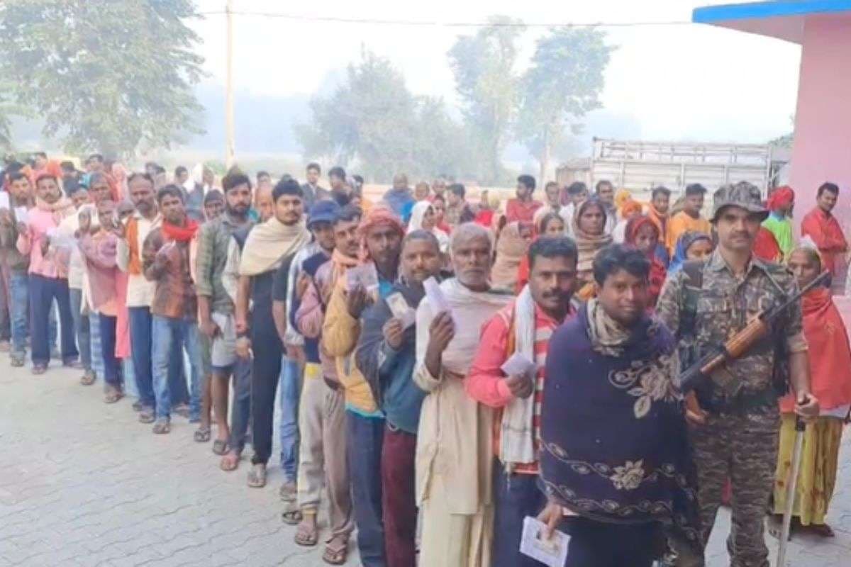 Bihar Election 2nd Phase Voting: स्वेटर पहन और शॉल ओढ़कर वोटर्स पहुंचे मतदान करने, तस्वीरों में देखिये सुबह-सुबह बूथों का नजारा