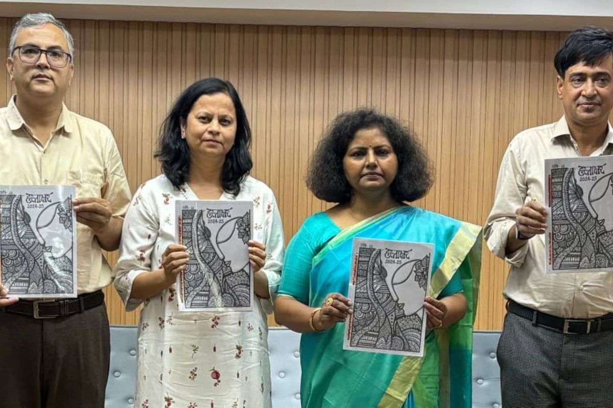 हिंदू काॅलेज में हस्तलिखित पत्रिका हस्ताक्षर का लोकार्पण, प्रो सुधा सिंह ने कहा-हाथ से लिखना आत्मा से संवाद