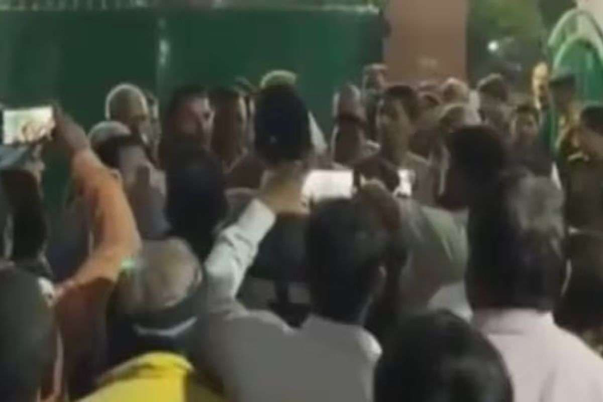 RJD: संजय यादव पर फूटा राजद कार्यकर्ताओं का गुस्सा,  राबड़ी आवास के बाहर हंगामा