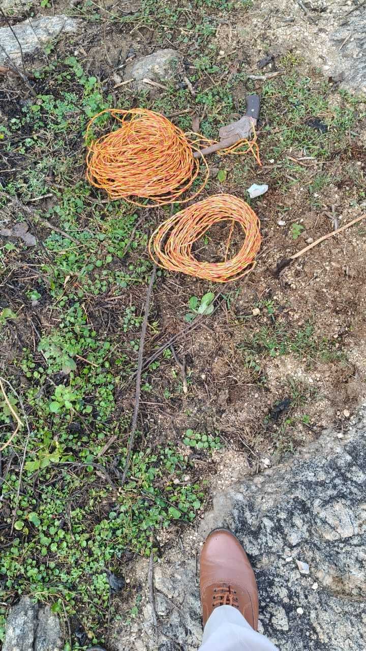 बोदिया के जंगल से सुरक्षा बलों ने बरामद किया हथियार और वायर