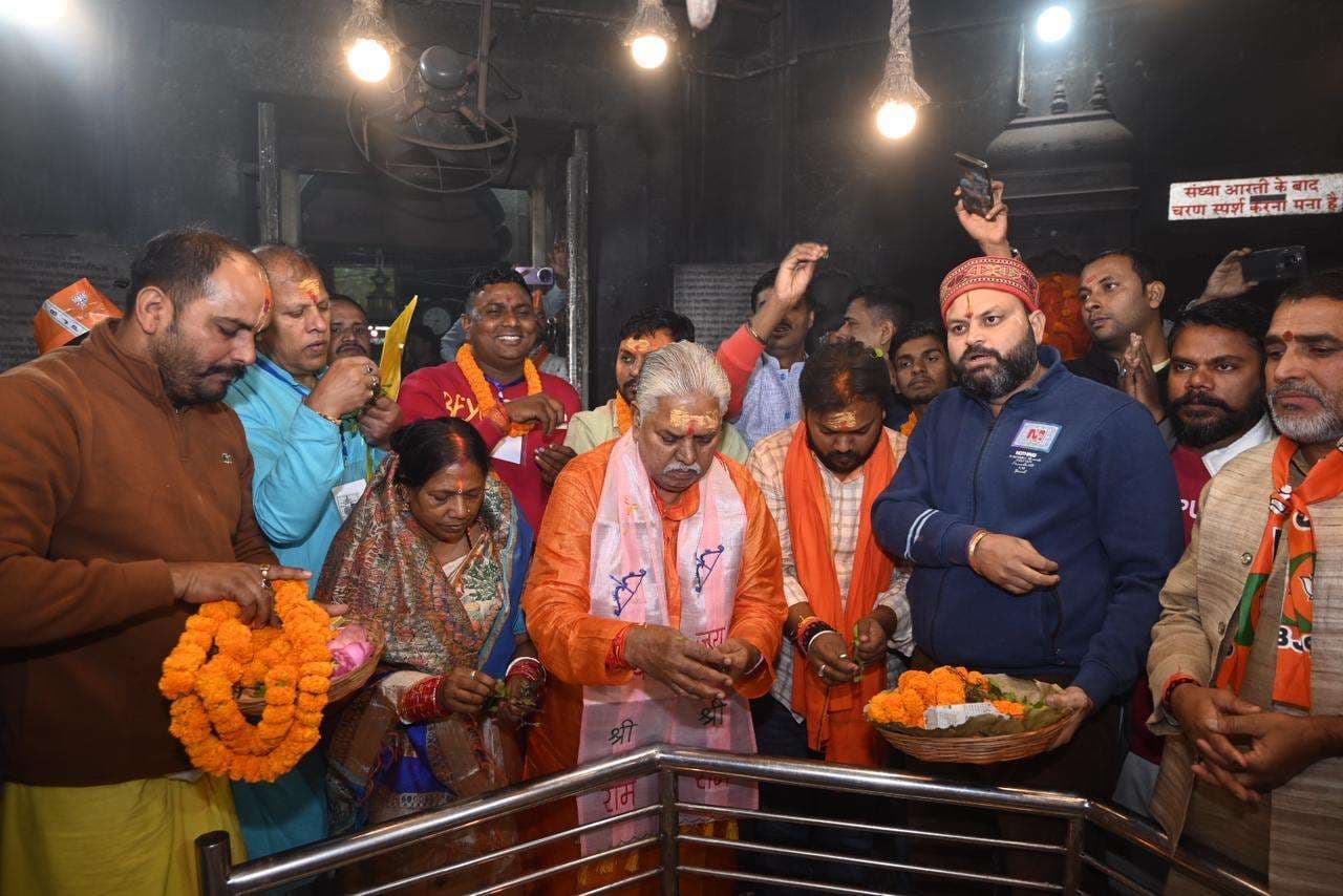 शहर के मंदिरों में डॉ प्रेम कुमार ने परिवार के साथ की पूजा-अर्चना