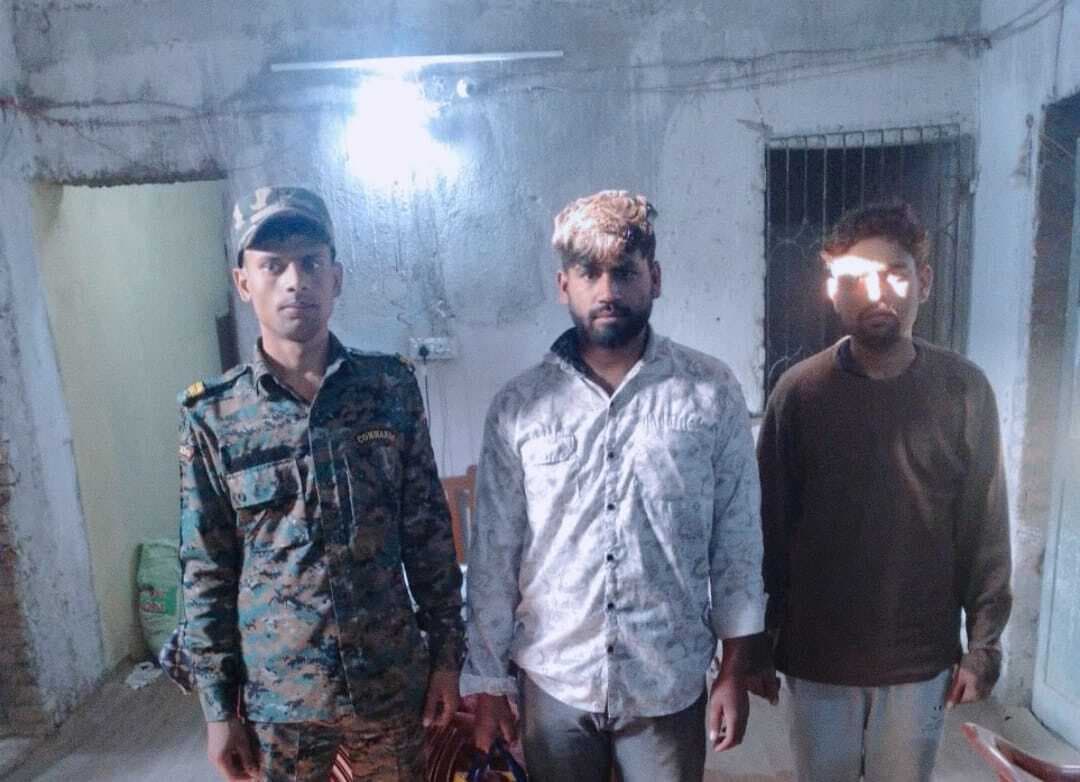 हथियार व कारतूस के साथ दो अपराधी गिरफ्तार, कार जब्त