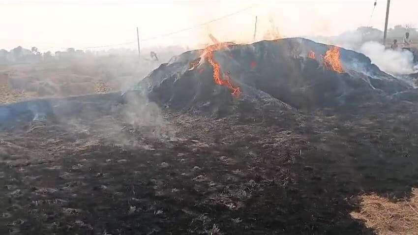 मेन गांव में बिजली की चिंगारी से धान की ढेरी में लगी आग