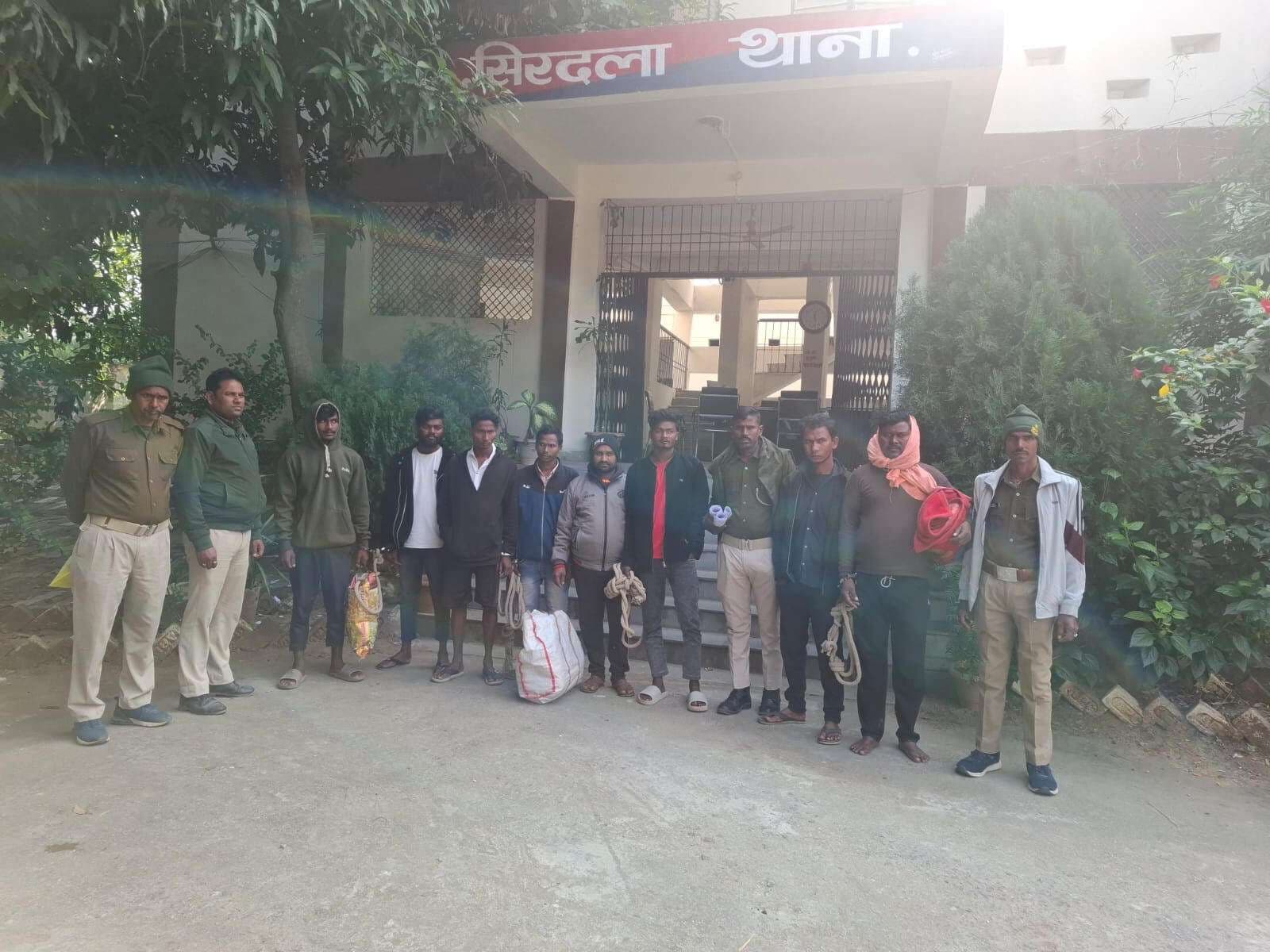 सिरदला में महुआ शराब के धंधे में चार आरोपित गिरफ्तार