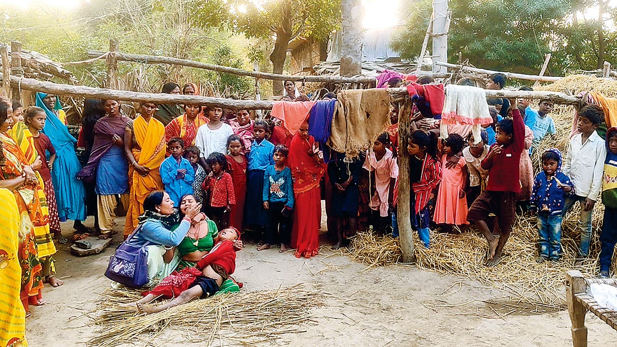 Gaya News : दादी के साथ स्कूल से लौट रहा बच्चा आहर के पास शौच को गया, डूब कर मौतफ्लैग.........दुखद. गेहलौर थाना क्षेत्र के सोनरा गांव में दर्दनाक हादसा, शोक में डूबे लोगप्रतिनिधि, मोहड़ागेहलौर थाना क्षेत्र के सोनरा गांव निवासी तपोश शर्मा के सात वर्षीय पुत्र इतिराज की मौत पूरनचक आहर में डूबने से हो गयी. इतिराज की दादी इंदू देवी सोनरा मध्य विद्यालय में रसोइया का काम करती हैं और रोज की तरह शनिवार को भी अपने पोते को साथ लेकर विद्यालय आयी थीं. इसी दौरान इतिराज स्कूल से निकलकर शौच करने गया. उसी क्रम में उसका पैर फिसल गया और वह आहर में गिरकर डूब गया. इससे उसकी मौत हो गयी. कुछ देर तक इतिराज वापस नहीं लौटा तो रसोई कार्य कर रहीं दादी ने उसकी खोज शुरू की. काफी देर की खोजबीन के बाद भी जब कोई पता नहीं चला तो अचानक चप्पल दिखाई दिया. शक होने पर सोनरा गांव के युवक कौशल कुमार, गणेश कुमार, छोटू कुमार, सुमित कुमार और राजेश कुमार आहर में कूदकर तलाश करने लगे. काफी देर की खोज के बाद इतिराज का कपड़ा पैर में फंसा मिला और उसका शव बाहर निकाला गया. इसके बाद गेहलौर थाना पुलिस को सूचना दी गयी. पुलिस और अंचलाधिकारी राकेश रंजन ने पहुंचकर मामले की जांच की.पीड़ित परिवार ने शव देने से किया इन्कारपुलिस जब पोस्टमार्टम के लिए शव लेने पहुंची तो मृतक के माता-पिता ने शव देने से इन्कार कर दिया. ग्रामीणों ने भी काफी समझाने की कोशिश की, लेकिन परिजन तैयार नहीं हुए. गेहलौर थाना से पहुंचे पुलिसकर्मी उमेश पासवान और मनोज सिंह ने बताया कि शव मिलने पर पीड़ित परिवार को आपदा राहत राशि मिल सकती है, लेकिन उनकी बातें परिजन मानने को तैयार नहीं हैं.पहले बेटे की बीमारी से मौत, अब दूसरे बेटे की डूबने सेइतिराज की मां नेहा देवी का रो-रोकर बुरा हाल है. नेहा देवी ने बताया कि उनके तीन बच्चे थे, दो बेटे और एक बेटी. इनमें पहला बेटा बीमारी से मर गया था. अब दूसरा बेटा हादसे में चल बसा. विलाप करते हुए उन्होंने कहा “अब हम ककर सहारे जियब रे बाबू.” पूरे गांव में शोक का माहौल है.