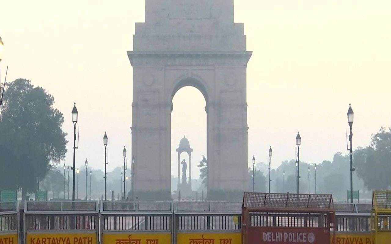 Delhi Pollution: दिल्ली की हवा में मामूली सुधार, कई इलाकों में  AQI अब भी 300 के पार
