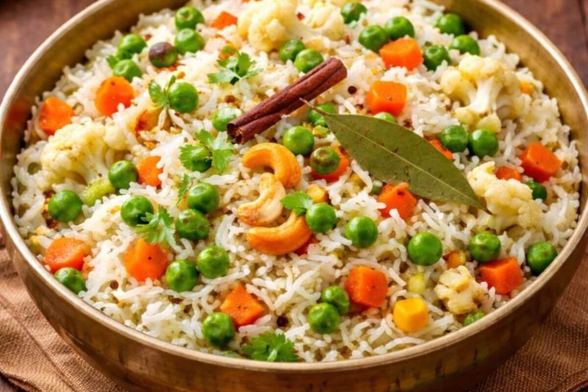 New Year Special Veg Pulao: न्यू ईयर लंच को बनाएं खास, तैयार करें लजीज वेज पुलाव