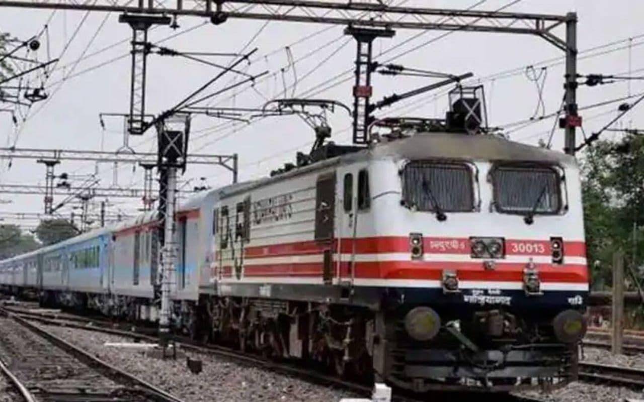 रेल यात्रियों को झटका! आज से महंगा हुआ रेल किराया, देखें दूरी के हिसाब से बढ़ोतरी