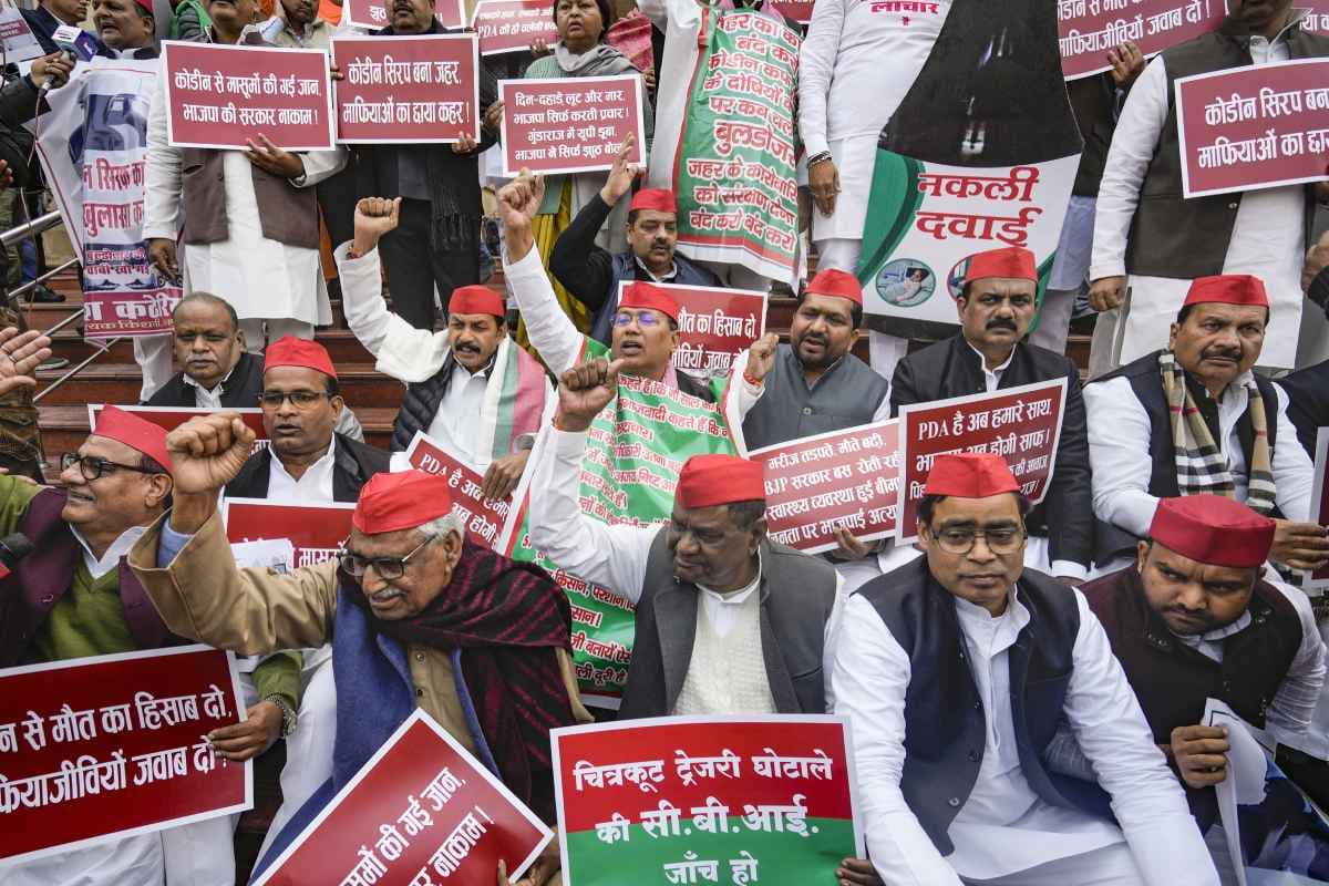 UP Assembly : कोडीन कफ सिरप घोटाले का पोस्टर लेकर पहुंचे सपा नेता, देखें वीडियो