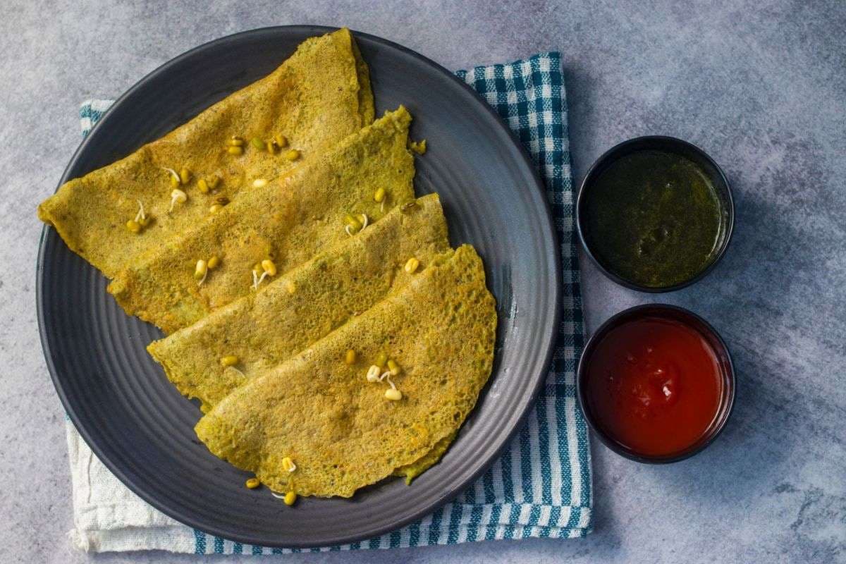 Sprouts Chilla Recipe: स्प्राउट्स खाने का नहीं करता मन, तो नाश्ते में ऐसे बनाएं पौष्टिक और चटपटा चीला