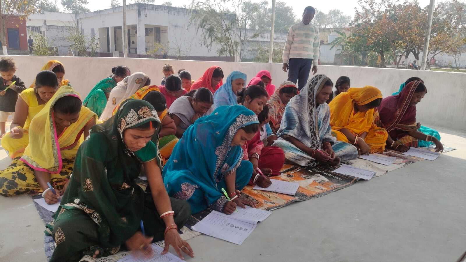 जेल में 166 बंदियों ने दी परीक्षा